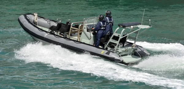 Royal New Zealand navy sailors ride a Zodiak Rigid-hulled inflat — Stock Photo, Image