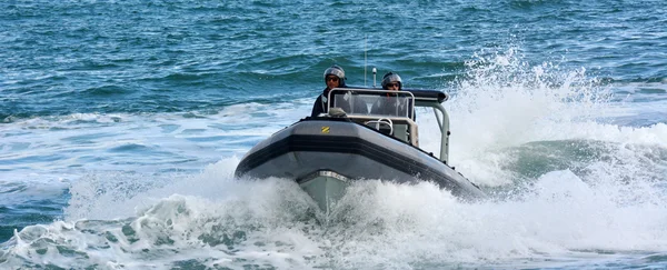 Royal New Zealand navy sailors ride a Zodiak Rigid-hulled inflat — 스톡 사진