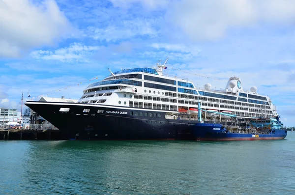 Pétrolier maritime ravitaillant en carburant un navire de croisière dans les ports d'Auckland . — Photo