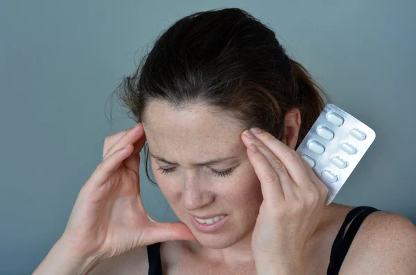 Frau mit Kopfschmerzen nimmt Tabletten — Stockfoto