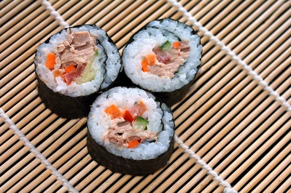 Tři rol čerstvé maki sushi Makizushi — Stock fotografie