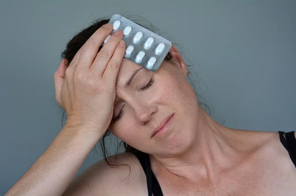 Frau mit Kopfschmerzen nimmt Tabletten — Stockfoto