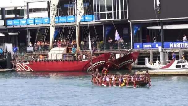 Maori waka patrimonio vela en Auckland Nueva Zelanda — Vídeos de Stock