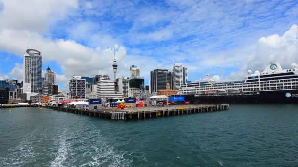 Horisonten av Auckland Nya Zeeland från havet — Stockvideo
