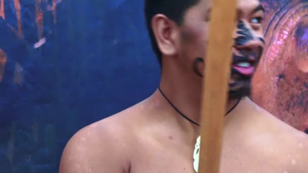 Maori man in traditionele groet — Stockvideo