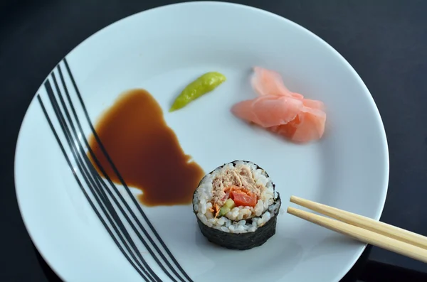 Bir Makizushi suşi taze maki Roll bir plat hizmet Üstten Görünüm — Stok fotoğraf