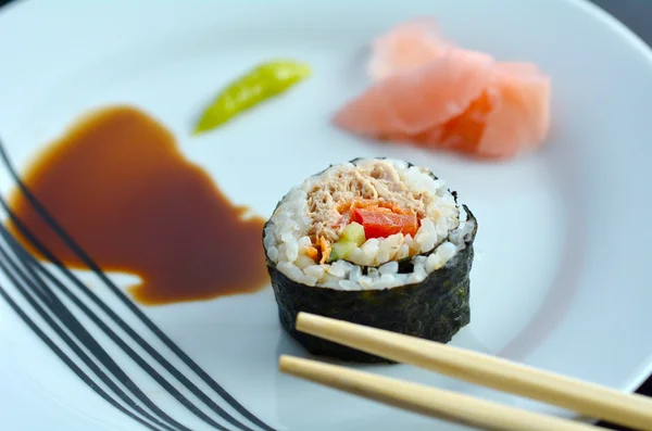 En Makizushi sushirulle färska maki serveras på en tallrik — Stockfoto