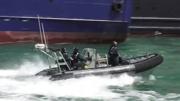 Royal New Zealand navy sjömän rida en Zodiak båt — Stockvideo