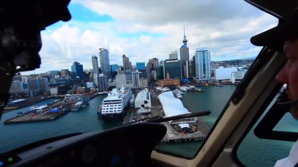 Helikopter piloot vliegen over financiële centrum van Auckland — Stockvideo