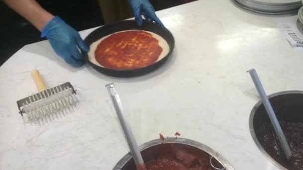 Chef mãos preparando a base de pizza — Vídeo de Stock