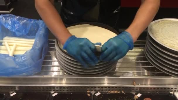 Chef-kok handen voorbereiding pizza base — Stockvideo