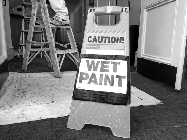 O sinal de perigo diz: Cuidado com a pintura molhada — Fotografia de Stock
