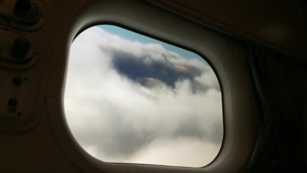 Vista de janela de avião de nuvens no céu durante o voo — Vídeo de Stock