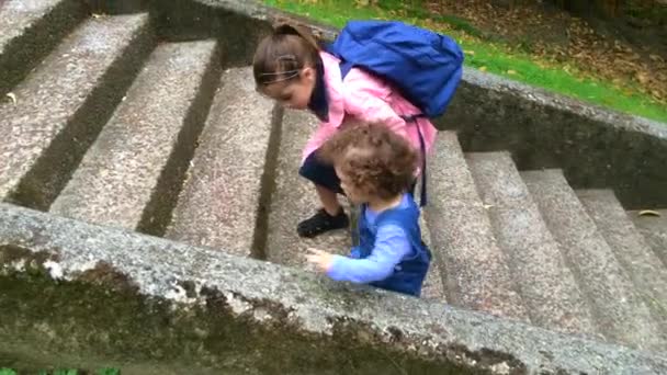 Dos hermanas van a la escuela y al jardín de infantes — Vídeos de Stock