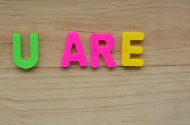 Ahşap bir arka plan üzerinde çoğu sözcüğün ilk yattı