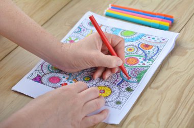 Eller kadın stres rel için bir boyama sayfası üzerinde boyama desenleri