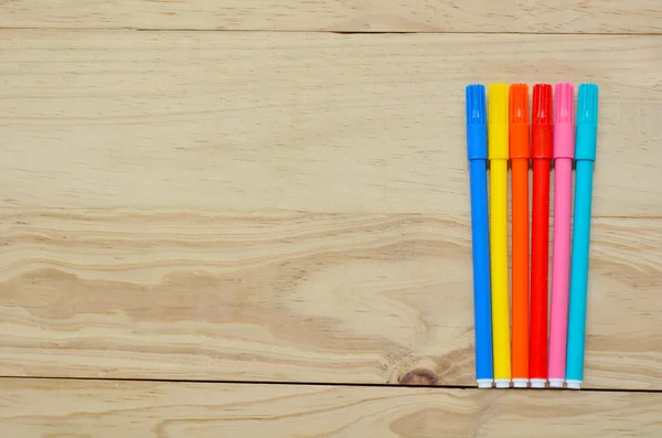 Colorear en plumas sobre un fondo de madera — Foto de Stock