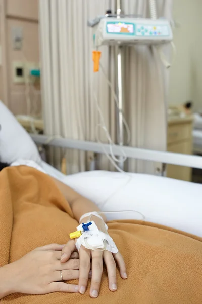 Paciente em cama de hospital — Fotografia de Stock