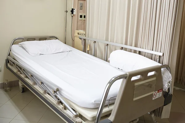 Порожній лікарняне ліжко — стокове фото