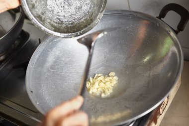 Fry sarımsak ilave edin