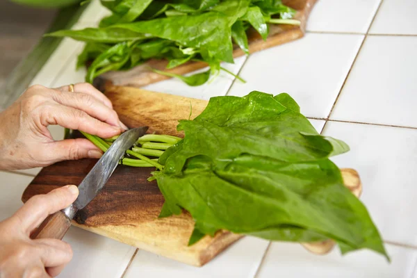 Preparazione di spinaci giapponesi saltati — Foto Stock