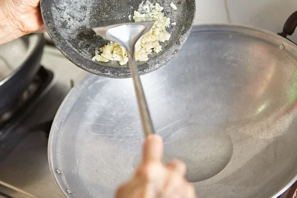 Stir bawang putih goreng — Stok Foto