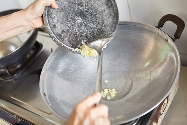 Knoblauch unter Rühren braten — Stockfoto