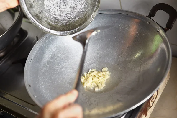 Mescolare l'aglio fritto — Foto Stock