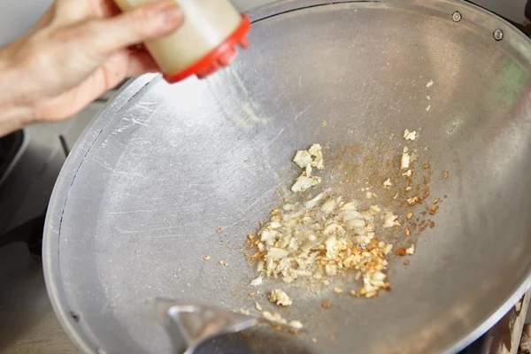 Stir fry the spices — Stock Photo, Image