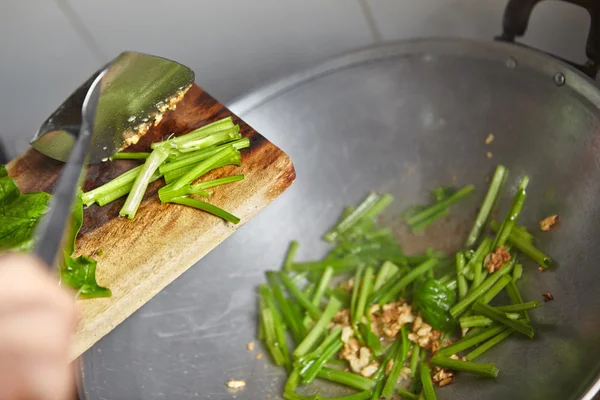 Sautéing japonské špenát — Stock fotografie