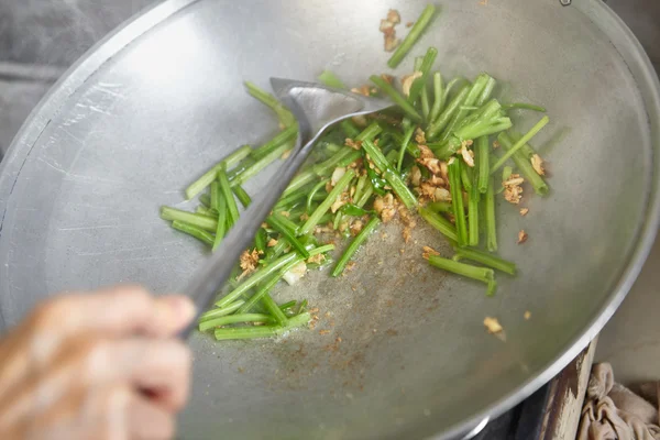 Sauteing Japanese spinach — Stock Photo, Image