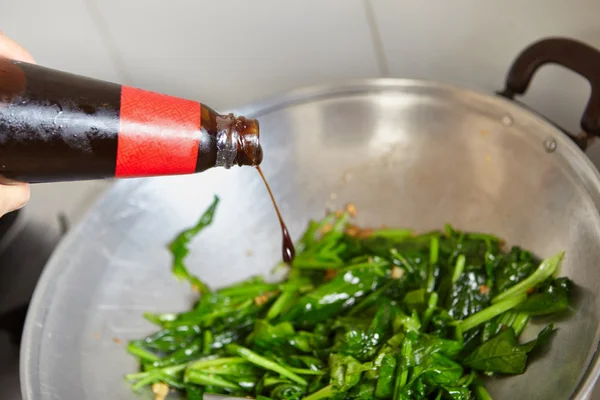 Salteando espinacas japonesas — Foto de Stock