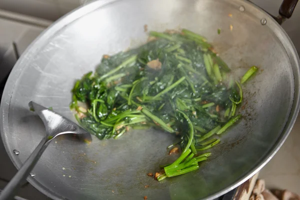 Sauteing Japanese spinach — Stock Photo, Image