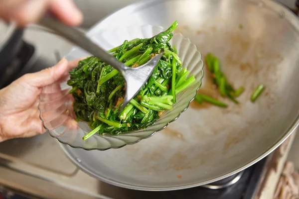 Sauteing Japanese spinach — Stock Photo, Image