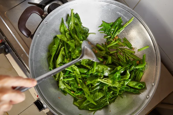 Cooking Japanese spinach — Stock Photo, Image