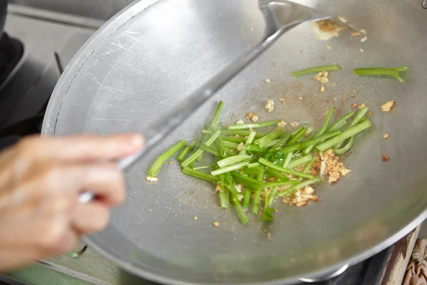 Sauteing Japanese spinach — Stock Photo, Image