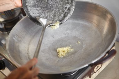 Ezilmiş sarımsak ekleyin