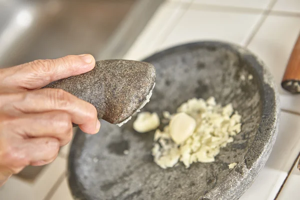 Crushing garlic — Stock Photo, Image