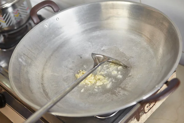 Míchejte smažit česnek — Stock fotografie