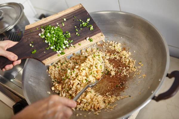 Adding scallion — Stock Photo, Image