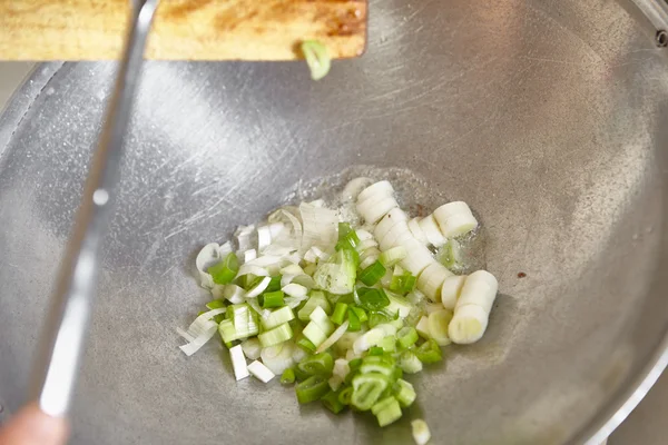 Stir fry the leek — Stock Photo, Image