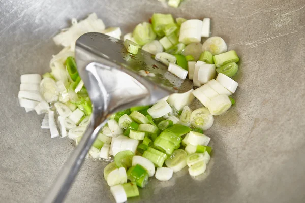 Stir fry the leek — Stock Photo, Image