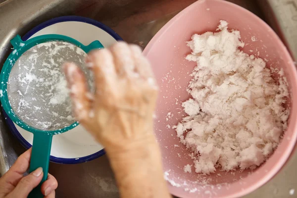 Fazer leite de coco — Fotografia de Stock