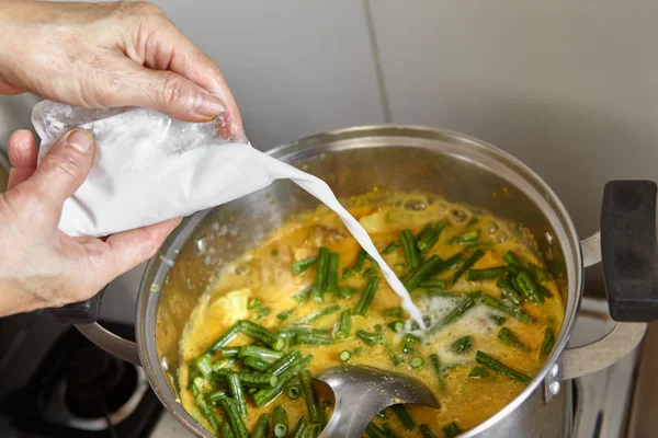 Añadir leche de coco — Foto de Stock