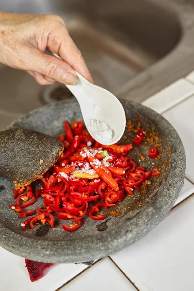 Fazendo sambal — Fotografia de Stock