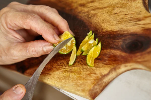 Cut jeruk limau — Stock Photo, Image