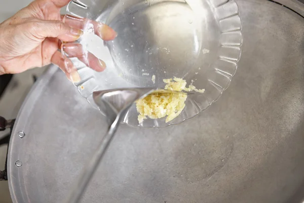 Aggiungere l'aglio — Foto Stock