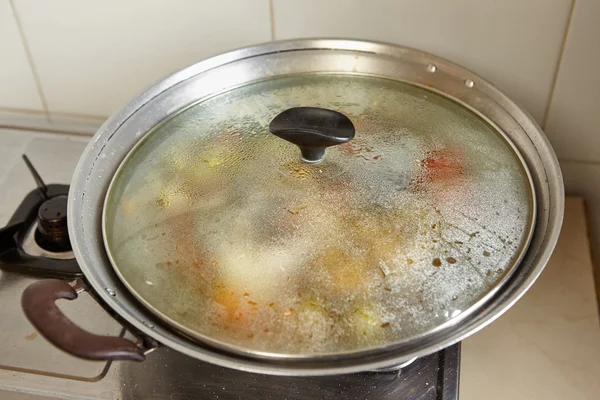 Cerrar tapa en wok de cocina — Foto de Stock