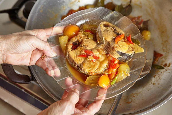 Würziger Thunfisch unter Rühren braten — Stockfoto