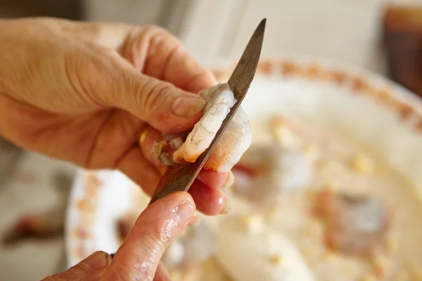 Cutting shrimp — Stock Photo, Image